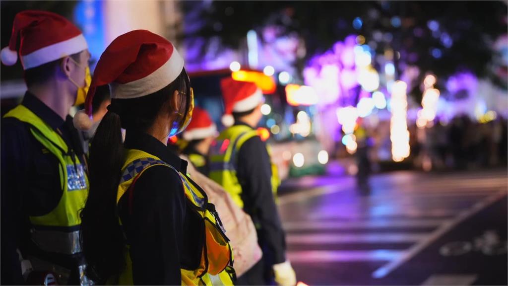 耶誕城警戴耶誕帽遭網嗆：尊嚴都沒了　員警出面打臉：歡愉氣氛執勤