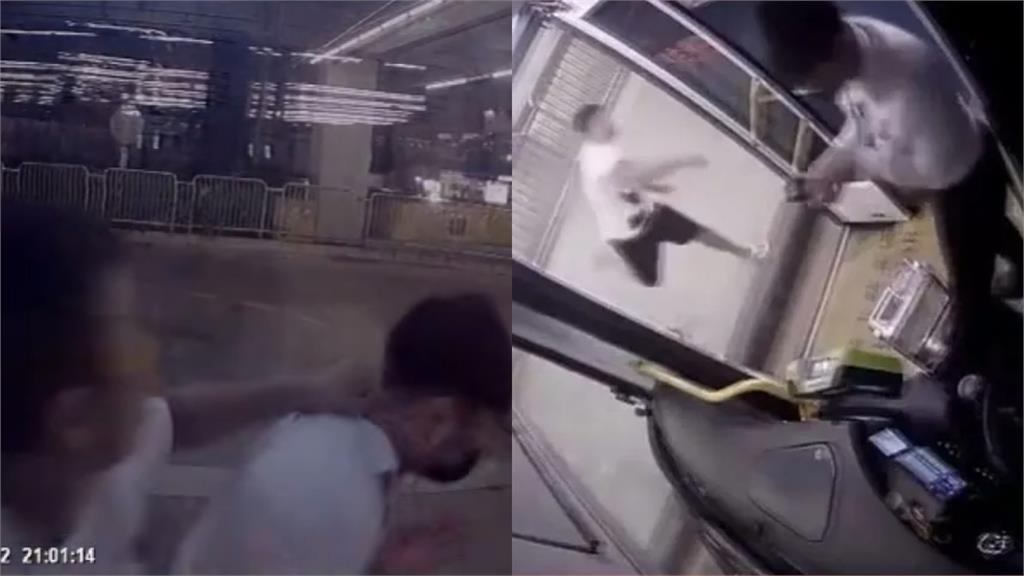 惡騎士鑽車縫失敗惱羞！尾隨到車站怒砸公車　猛揮司機「5重拳」造成骨折