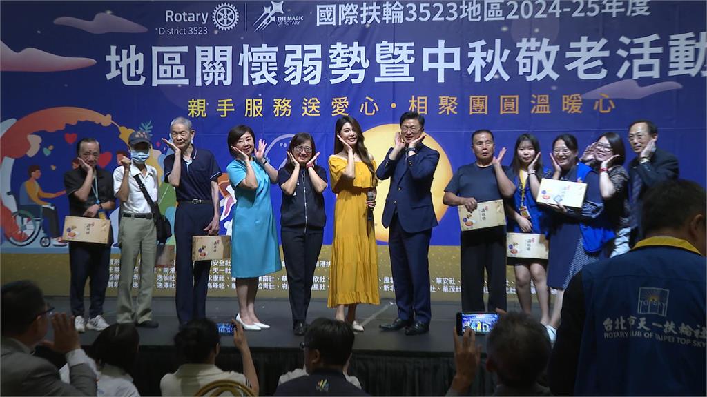 中秋送暖！　白家綺獻聲敬老餐會　送滴雞精幫長輩補身體