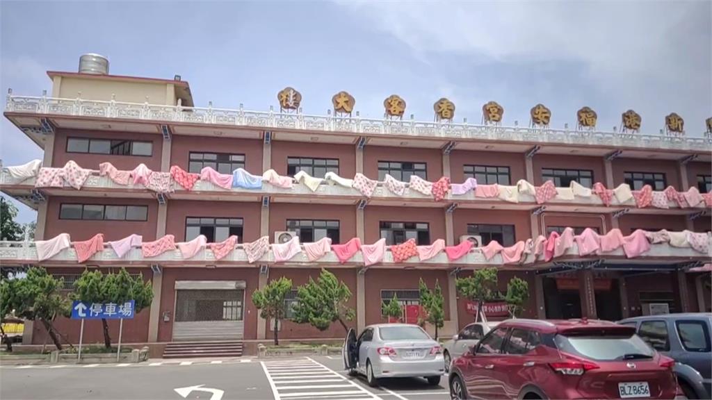 蔚為奇觀！　彰化伸港福安宮「棉被大軍」　上千件棉被曬日光浴超吸睛