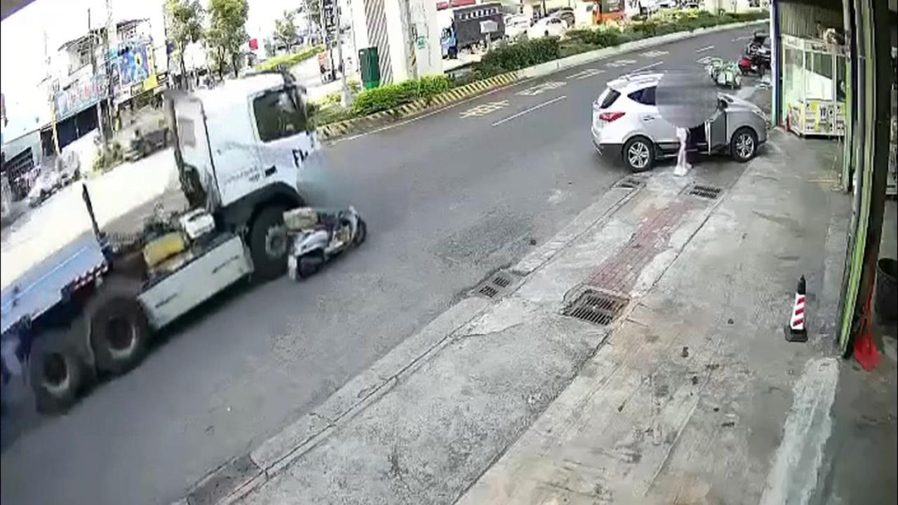 高雄驚險車禍！婦人為閃違停車　擦撞大貨車「頭險遭輾」