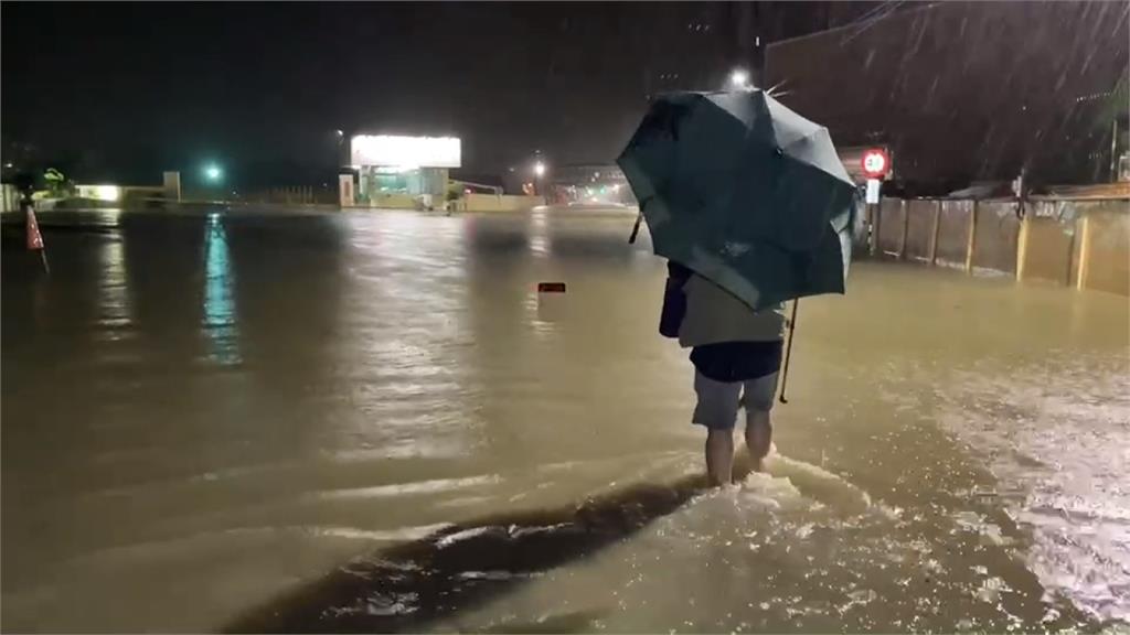 高雄深夜強降雨　岡山嘉興路一度水淹大腿