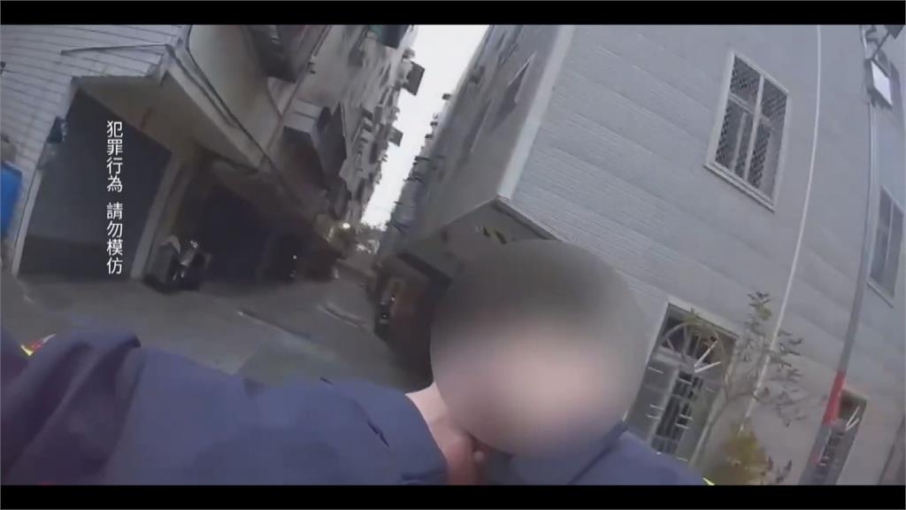 嚇人！醉男持西瓜刀社區亂揮　警電擊槍、辣椒水強勢壓制