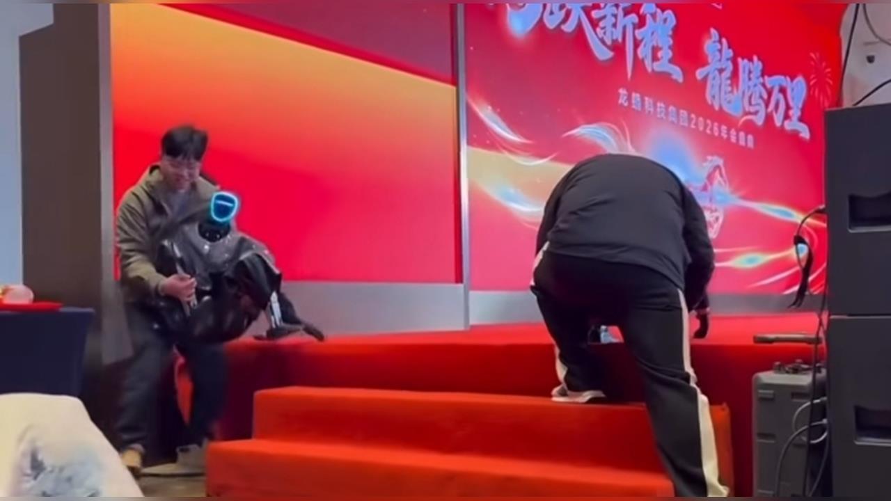 快新聞/糗!中國機器人表演結束險摔倒 操控人員急扛下台