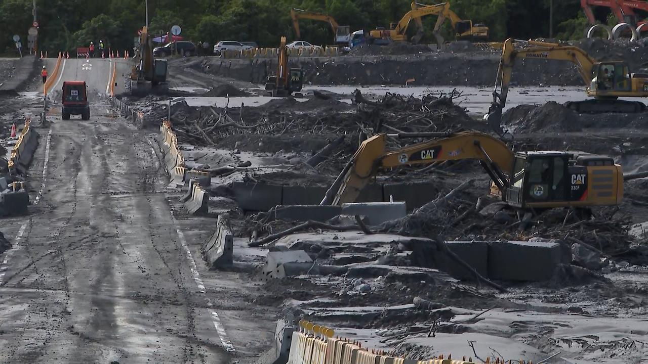 新馬太鞍溪堰塞湖溢流！　便橋險被沖斷　公路局出動怪手搶修