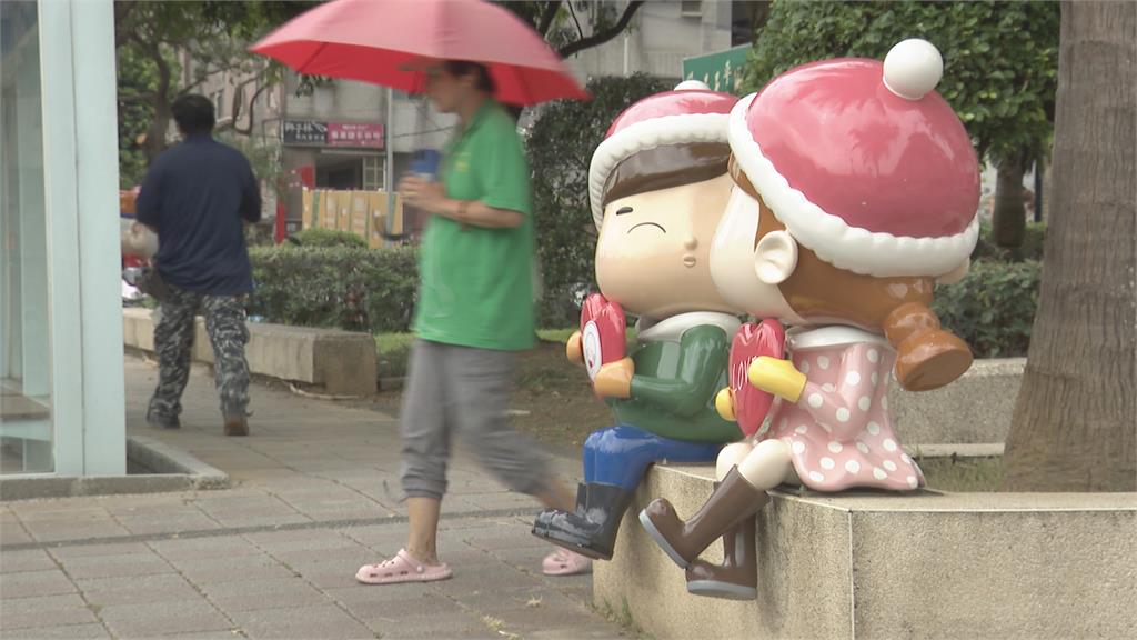 囂張！淡水公園裝置藝術遭惡搞　大型公仔被噴化學噴霧