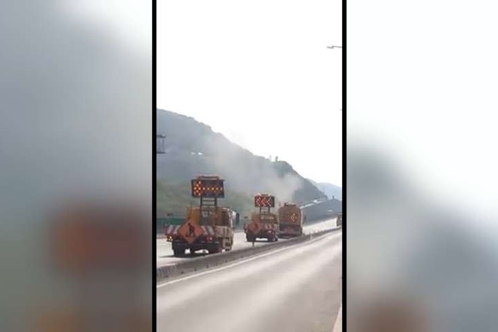 越掃越髒？ 民眾爆料掃街車邊掃邊噴灰塵