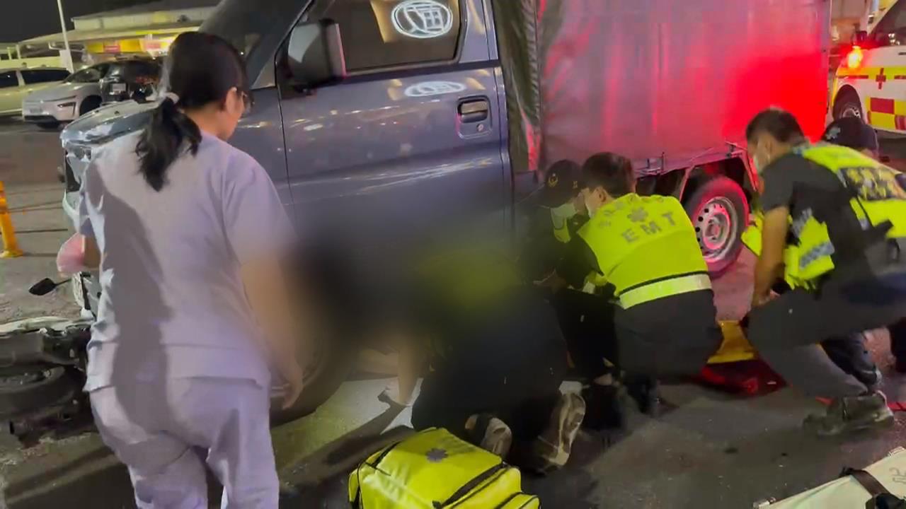 撞擊瞬間曝光！　機車突竄出貨車反應不及撞上　騎士「連人帶車」捲進車底