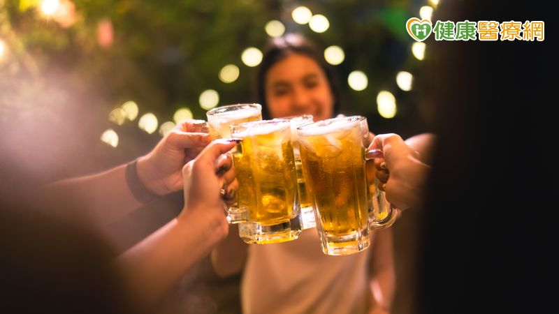 連假聚會喝啤酒助興　還能排結石？醫闢謠：2成分恐讓結石越長越大！
