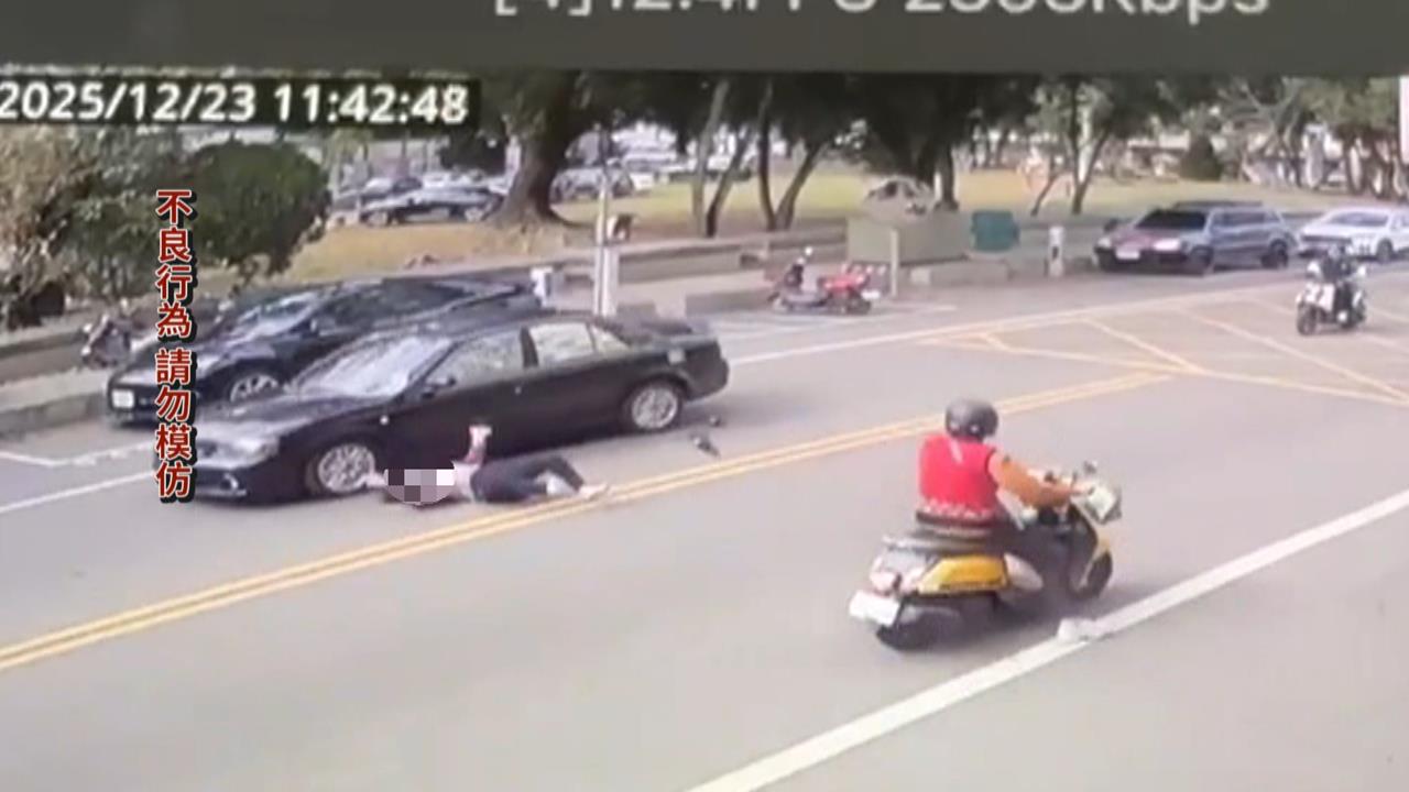 婦人違規穿越馬路被車輛撞飛　驚悚瞬間全被拍下
