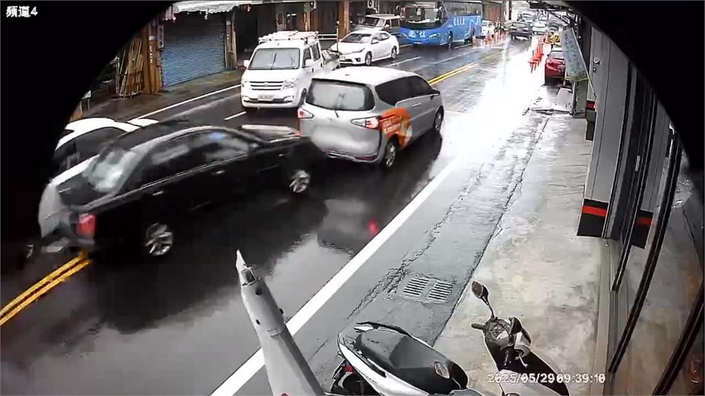 疑身體不適釀禍！轎車先撞３車再撞店家門柱