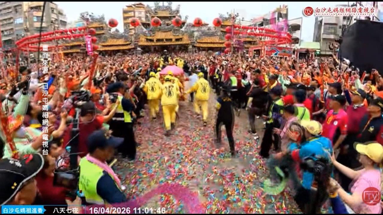 進喔！進喔！白沙屯媽祖中午抵朝天宮　信眾夾道炮仗相迎