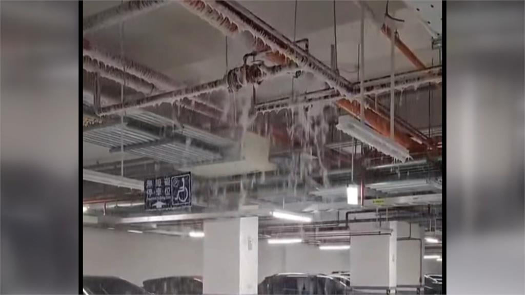 桃園社區地下停車場成泡泡池　不是失火！消防閥失控噴泡沫