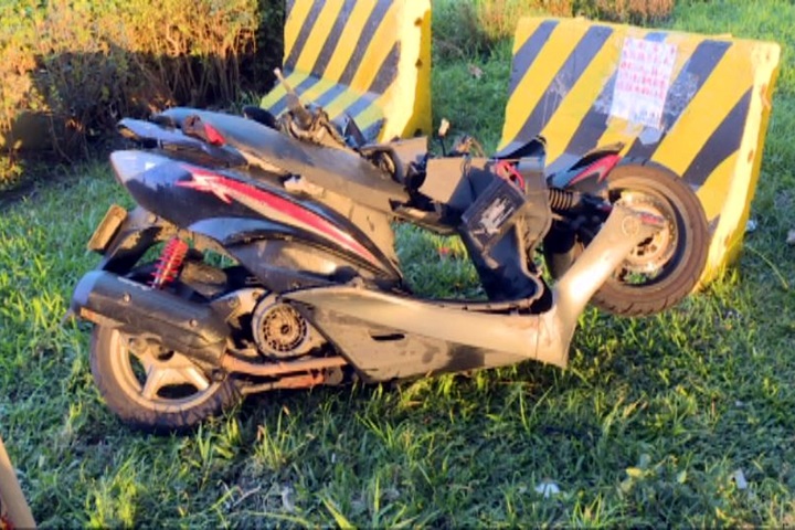車速過快自撞水泥護欄 機車騎士命危