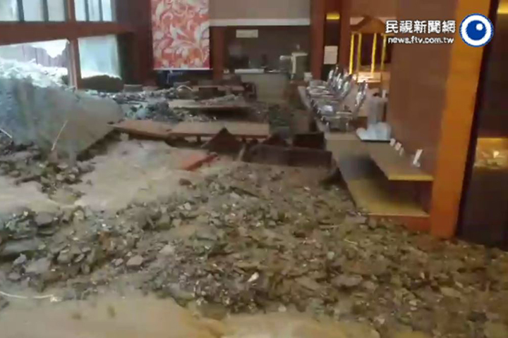 有影片》 土石流灌入台東知本富野飯店 泥沙在大門傾瀉