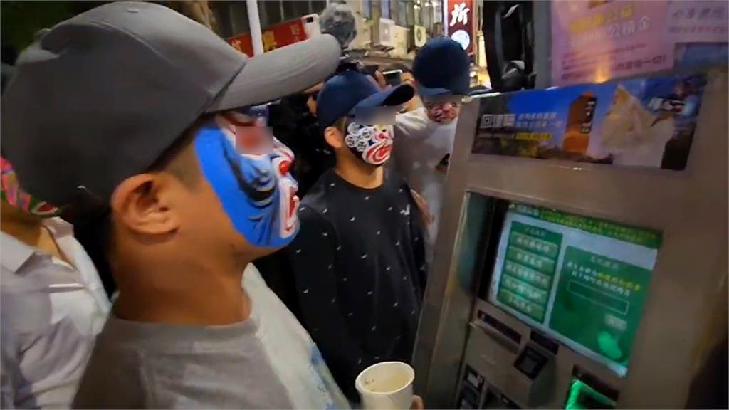 快新聞／臉譜抽菸男包圍「新政治提款機」　溫朗東：台灣變香港只差1張選票