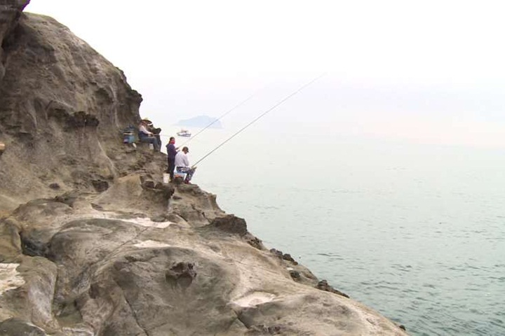 知名觀光景點象鼻岩 釣客冒險涉水磯釣