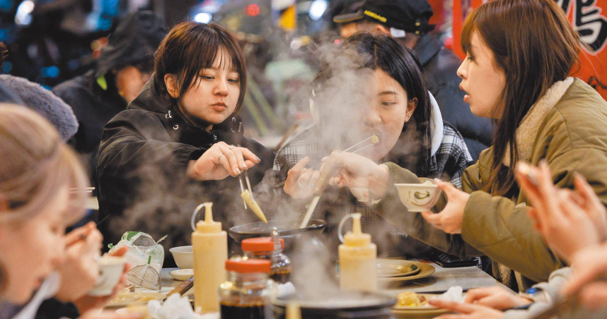 日籍丈夫嫌「薑母鴨桌椅太矮」 岳父一句話神回應「秒殺」萬人笑翻