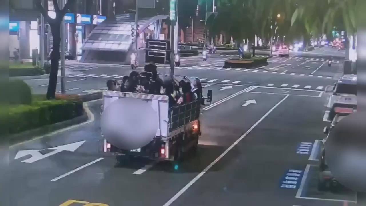 獨家／高雄小貨車後斗「塞10多名長輩」　網笑：載豬車怎麼改載人？