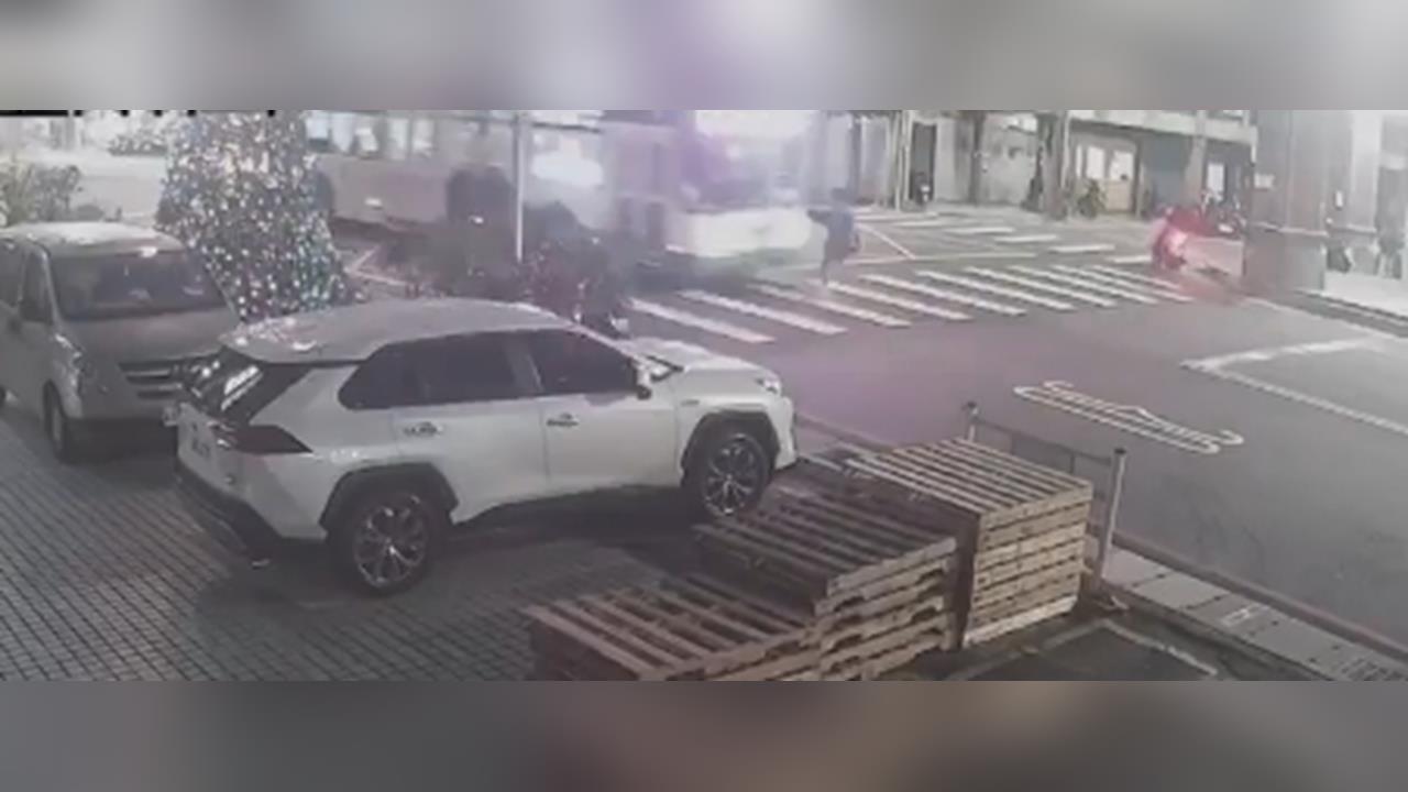 新北公車未禮讓撞飛少年　司機稱「招牌太亮」沒看到人