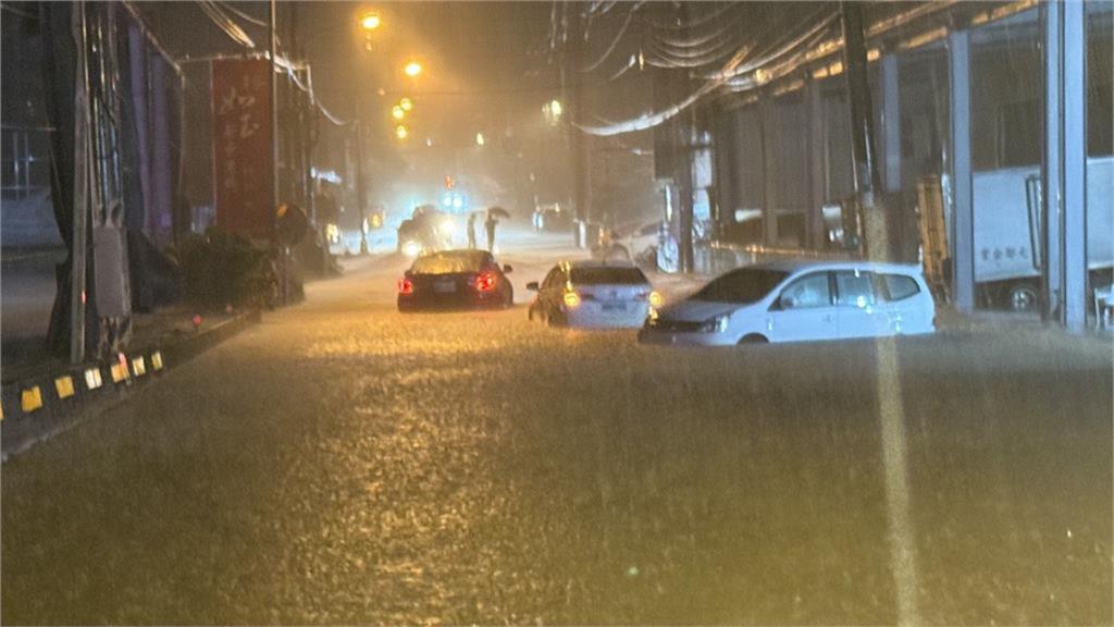 有影／南投暴雨中「電線桿小號」震撼畫面曝光！網笑：原來是男的
