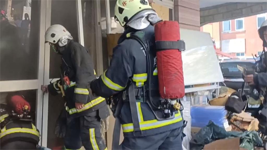 甜點店清晨起火  熱心民眾救火被氣爆炸傷