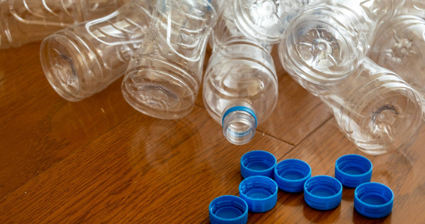 寶特瓶怎麼回收？環保局提醒「別拆瓶蓋」　做錯最高罰6000元