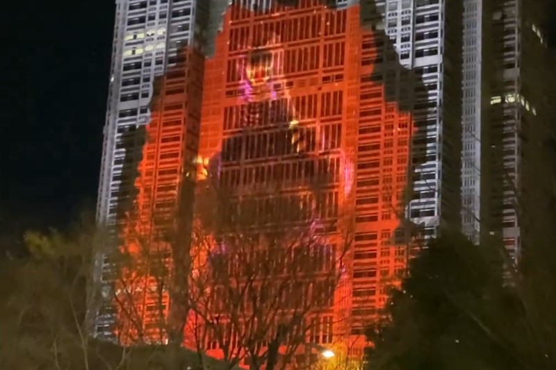 快新聞／日本東京都政府大樓　慘遭傳奇怪獸哥吉拉「襲擊」！