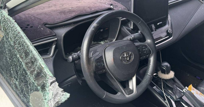 高爾夫球桿砸車窗！孕婦車內尖叫　駕駛遭逼停嚇壞：差點以為沒命