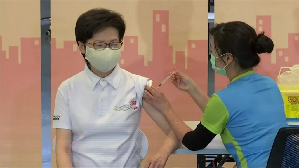 香港拚2月26日開打疫苗 林鄭搶先接種成第一人