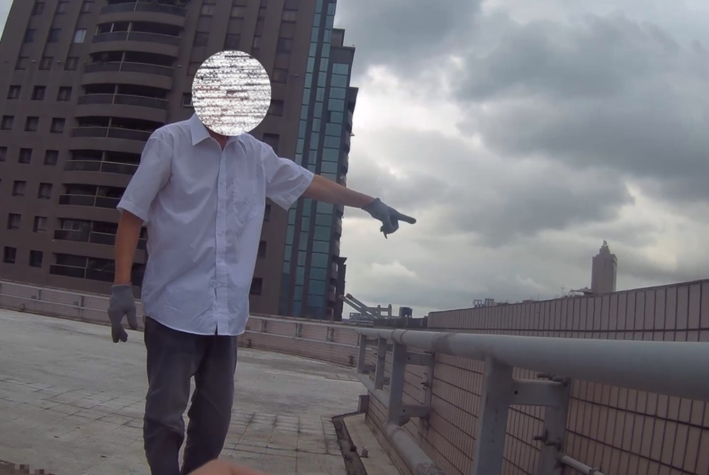 高樓頂揮衣求救　竟是被反鎖的管理員