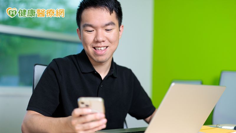 大腦「切換成本」超高!專家:「三層次調節法」重建專注 擺脫訊息轟炸