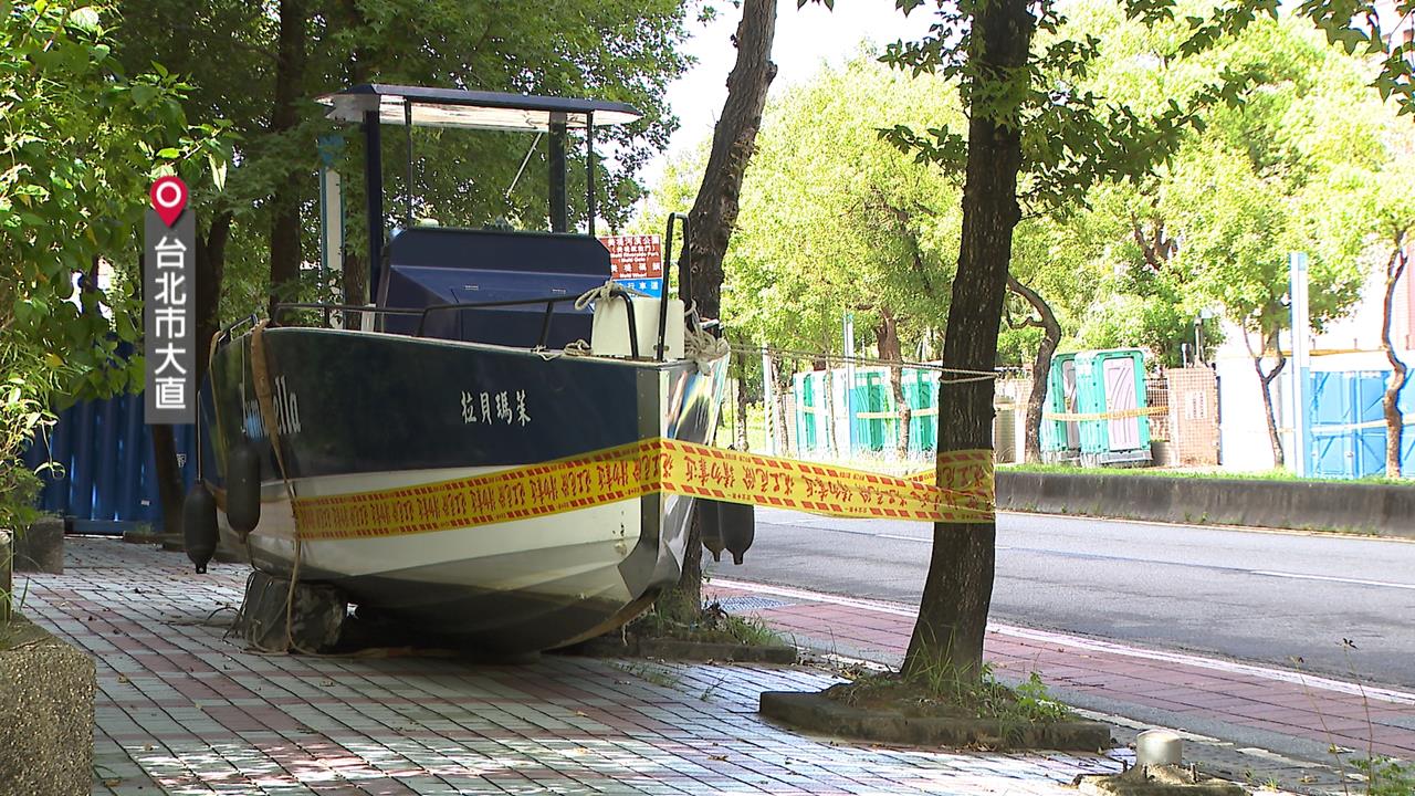 颱風天奇觀！　大直社區外停「百萬遊艇」　網友笑：淹水直接開船出門