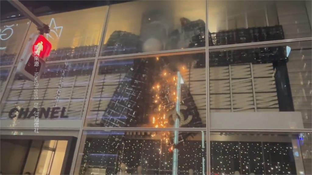 銀座街頭精品店火警　大型蝴蝶結聖誕裝飾起火燃燒