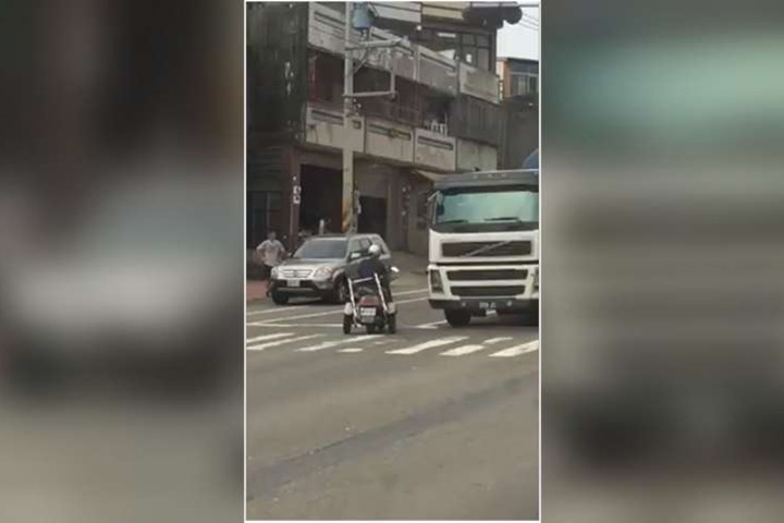 人生逆向的十字路口 身障男機車停下對決大卡車