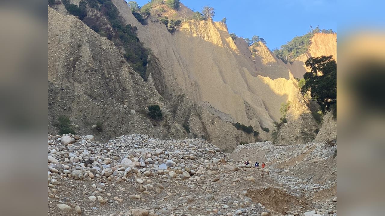 空拍機尋找山友墜落地點　火炎山現場地勢陡峭搜救困難