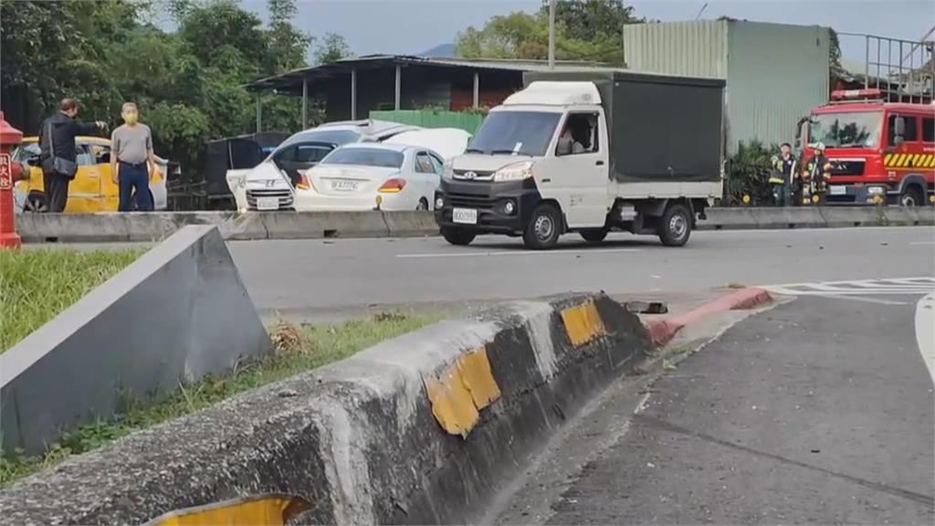 賓士突飛越分隔道　4車連環撞1命危1傷