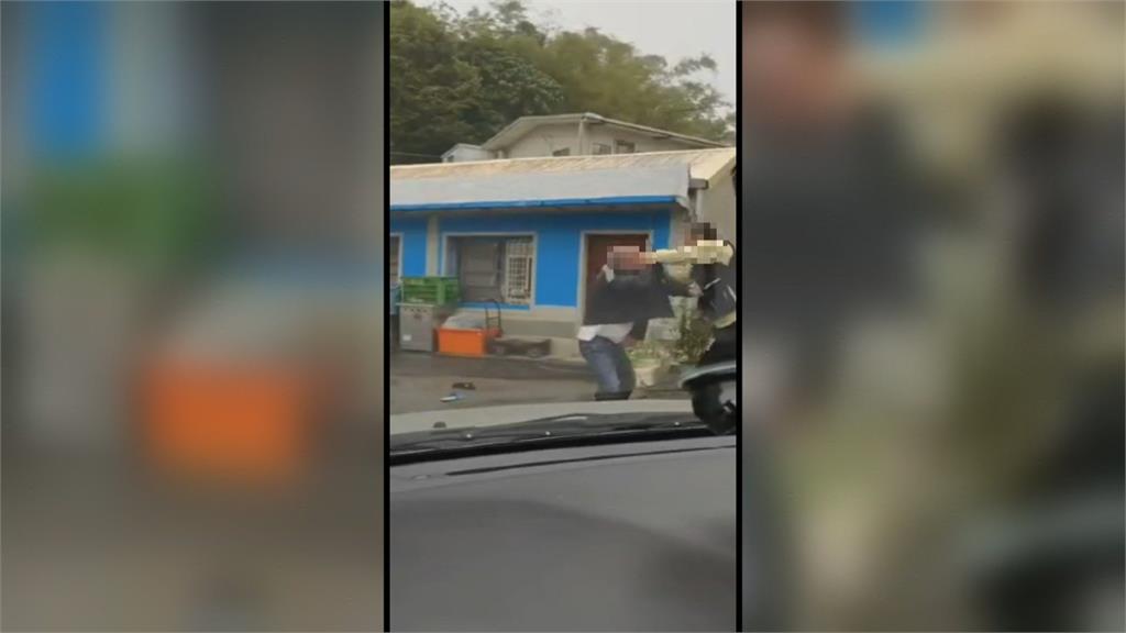 打到引擎蓋上！　兩男互毆擋道　女駕駛進退兩難