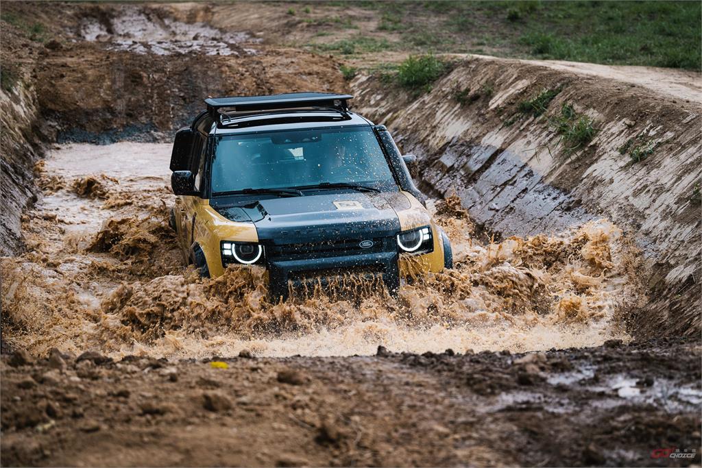 Defender Trophy Edition 369 萬起限量五十席販售！