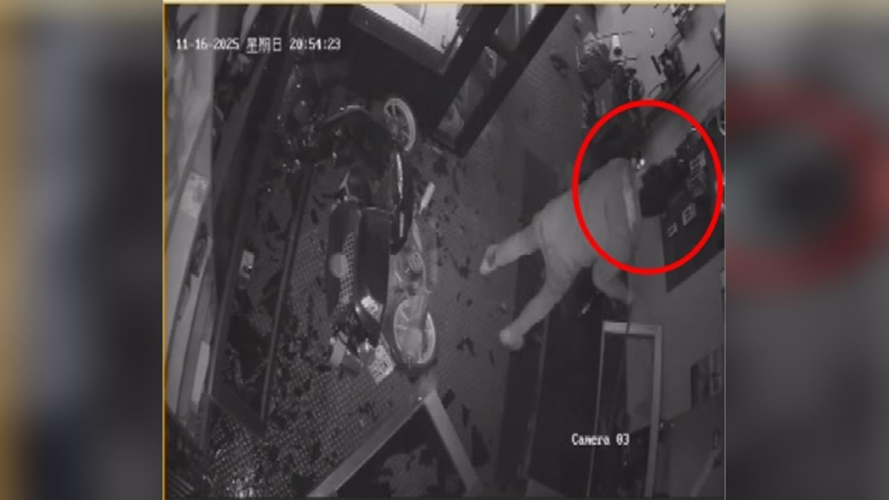 尋仇？台南機車衝進機車行還砸店　器具全壞損失逾30萬