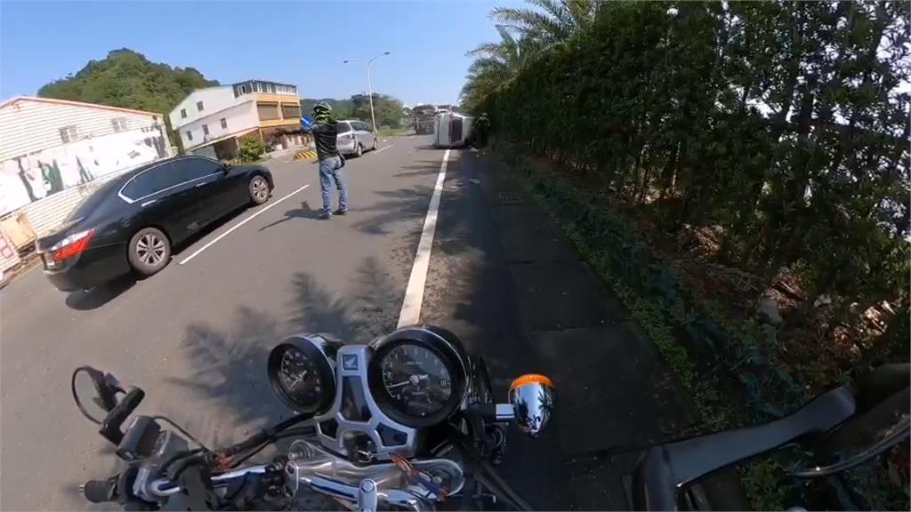 休假警目睹翻車 破窗協助駕駛脫困