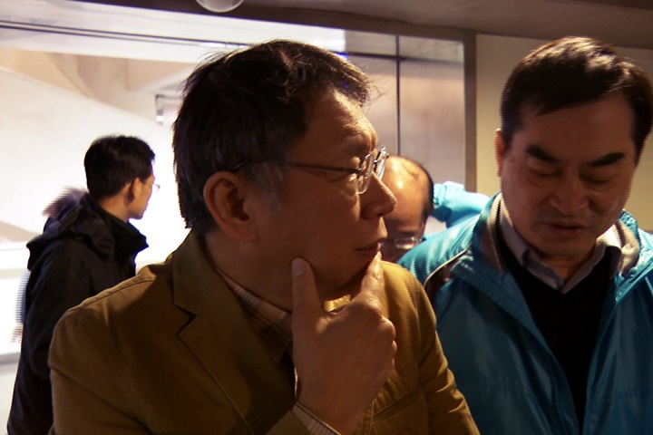 柯文哲修補府會關係 攜伴手禮與議員博感情