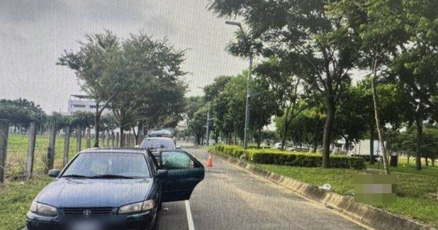 台中科大旁分隔島驚見57歲男屍　車門大開身旁散落藥袋