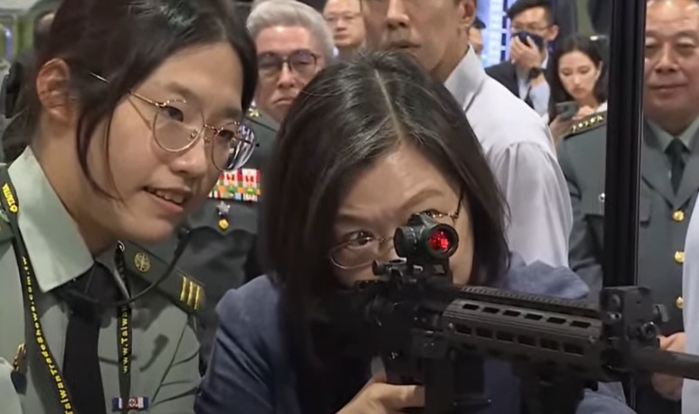 快新聞／蔡英文體驗XT112戰鬥步槍模擬射擊　軍官大讚：非常準