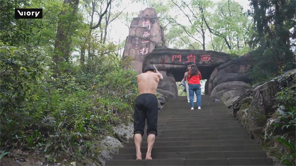 <em>公園</em>就是專屬健身房　中國70歲「健身阿伯」頭髮烏黑不顯老態