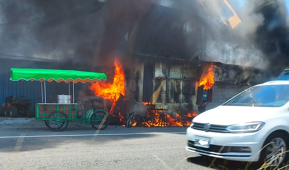 快新聞／三芝嚴重火警「傳出爆炸聲」！　濃煙壟罩整間倉庫