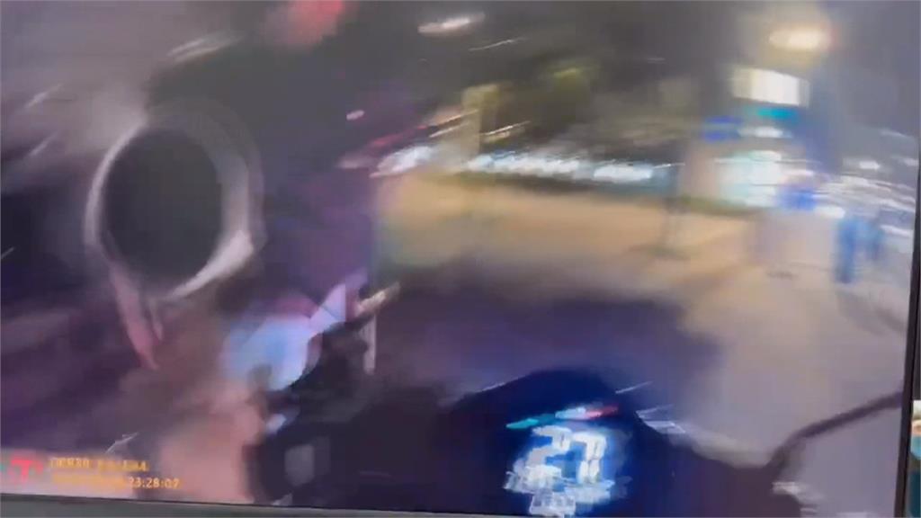 衝人行道逮通緝犯！警意外自摔　強力執法民眾看法不一