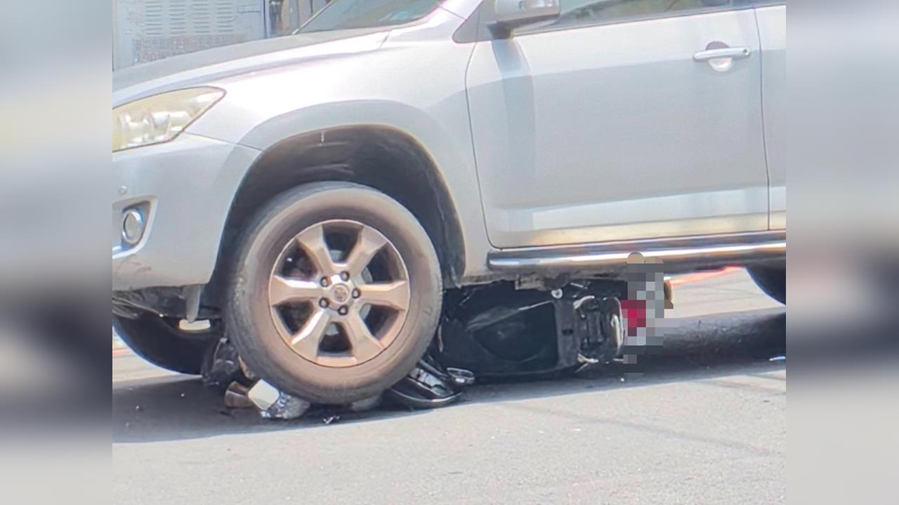 快新聞／台中新仁市場嚴重車禍！機車遭捲車底　婦人「雙腳骨折」急送醫