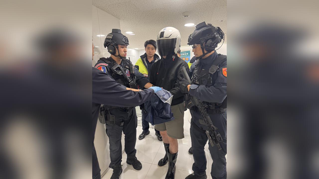 快新聞／這年頭還搶銀行？中信忠孝分行遭男子持玩具槍搶劫　遭壓制送警局