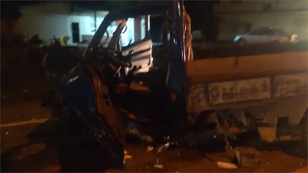 小貨車雙黃線迴轉遭轎車撞上　車斗超載４乘客被撞飛出車外